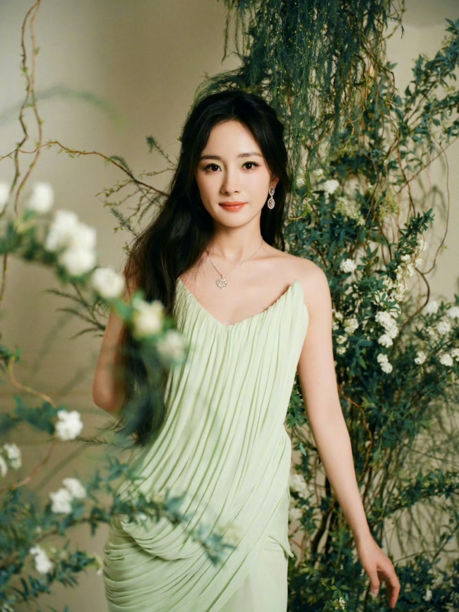 杨幂身着嫩绿开衩裙秒变丛林女神 大方秀皎洁好意思腿