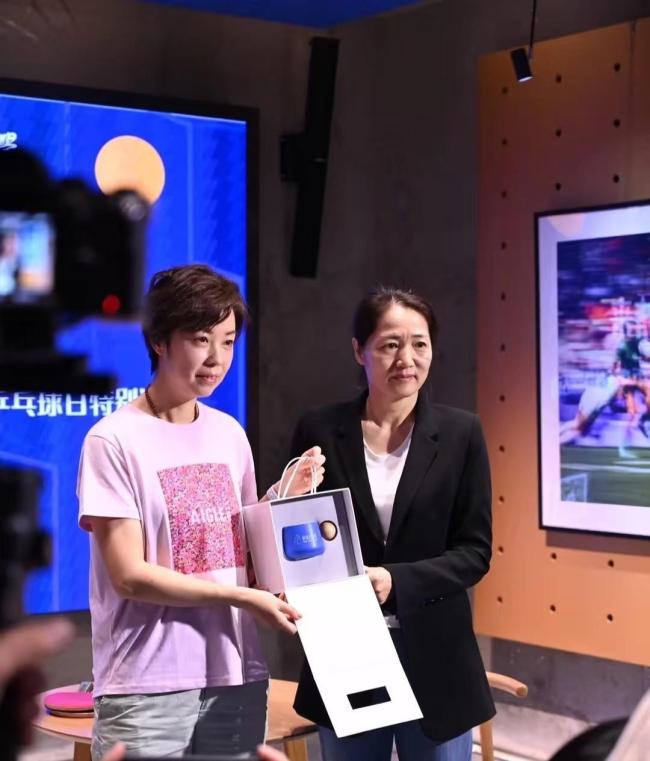 乒乓球奥运冠军张怡宁现身上海体育大学 与一群学生亲切地打球超有亲和力！