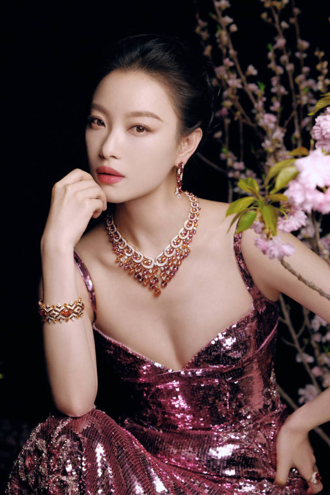 倪妮粉色亮片裙秀曼妙身姿 秒变绝美花神气质在线
