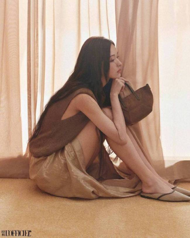 陈齐灵镂空古道衣和缓婉约 金属亮片眼妆慵懒冷艳