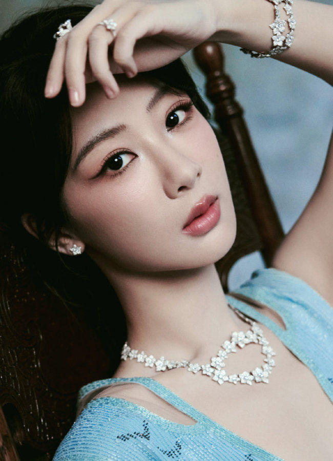 杨紫穿水蓝色高定礼裙 搭配花朵珠宝气质温婉迷东说念主