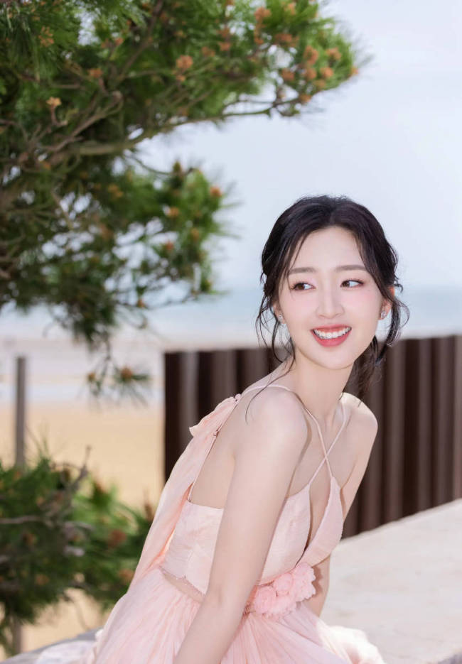 邓恩熙穿纱裙化身蜜桃少女 甜美优雅气质灵动娇憨