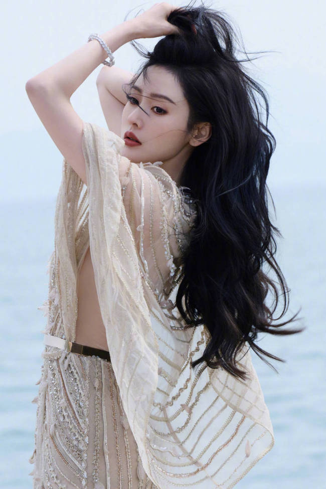 张天爱穿寒冷纱裙秀洁白好意思腿 海边吹风似东谈主鱼公主