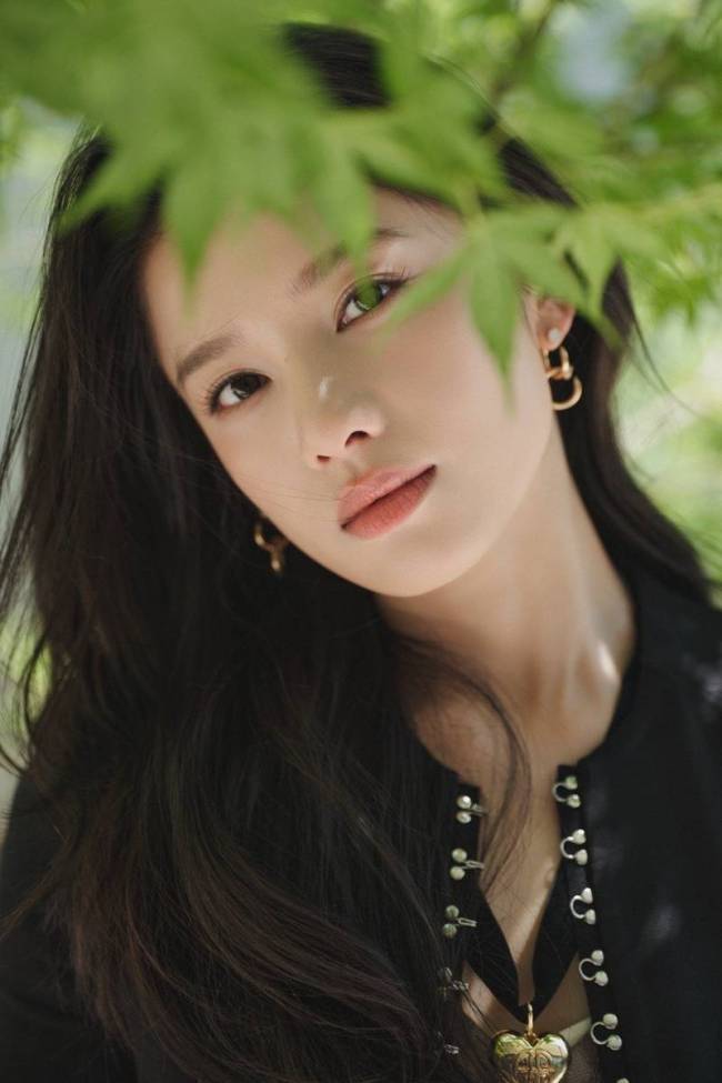 张婧仪穿黑色西装外套知性干练 微卷造型甜美温柔