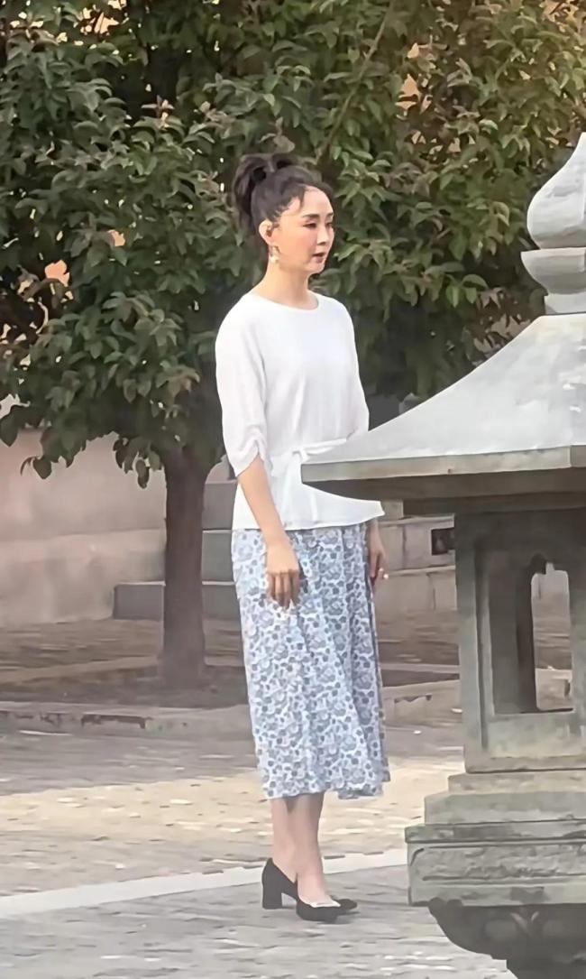 51岁王艳在廊坊，扎丸子头打扮素雅，脸上没有皱纹但发际线后移 岁月痕迹难掩坚韧