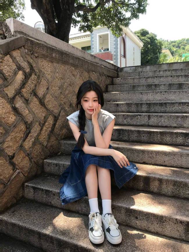 虞书欣穿灰色收腰短袖配格子裙芳华活力校园感满满