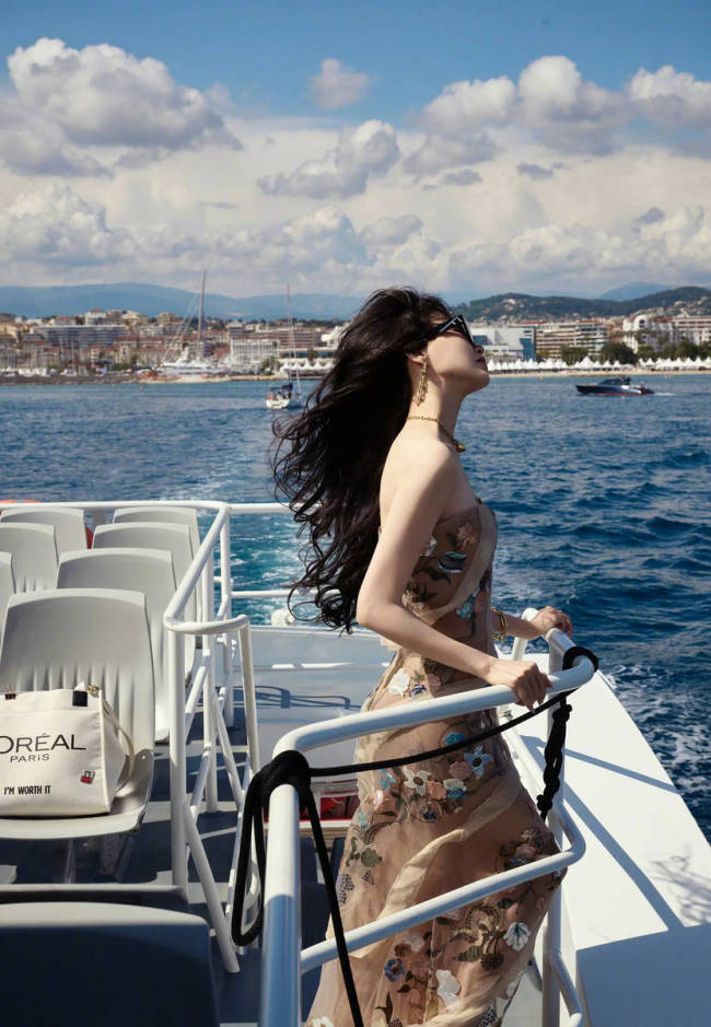 唐嫣抹胸长裙性感撩人 大波浪造型戴墨镜姐感十足