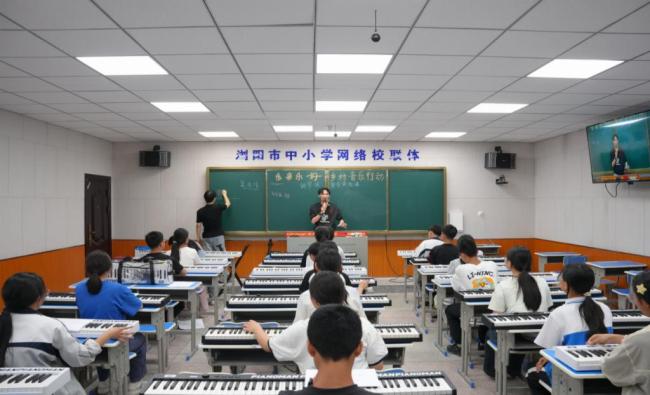 以“折叠艺术”重写音乐未来！钢琴侠何以成“歌手2025”关注焦点？