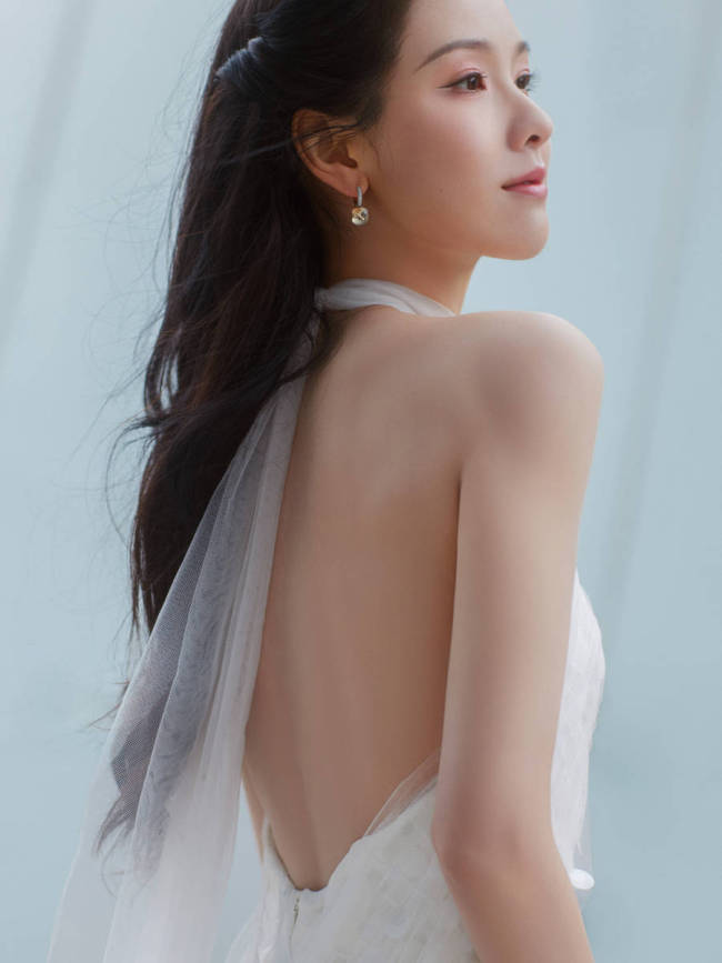 陈都灵穿亮片露背裙洁白优雅 秀婀娜身姿仙气十足