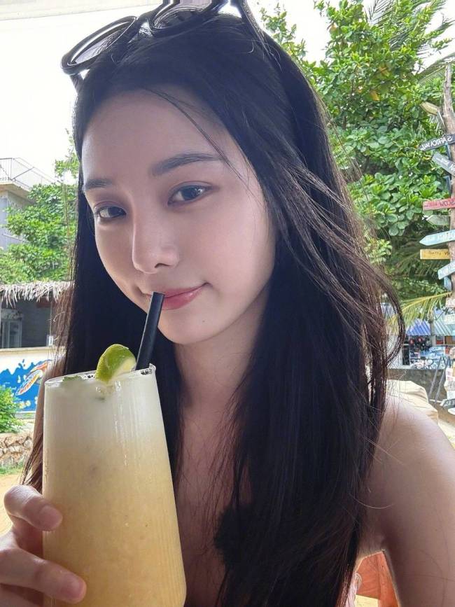 黄子韬晒与徐艺洋出游照 二东说念主对镜自拍超甜密