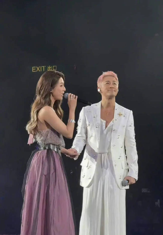 林峯修起与好友钟嘉欣演唱会同框：她是好妹妹