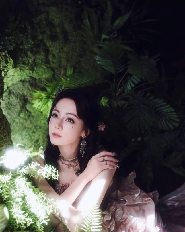 迪丽热巴穿抹胸裙化身精灵 丁达尔光下明媚动东谈主