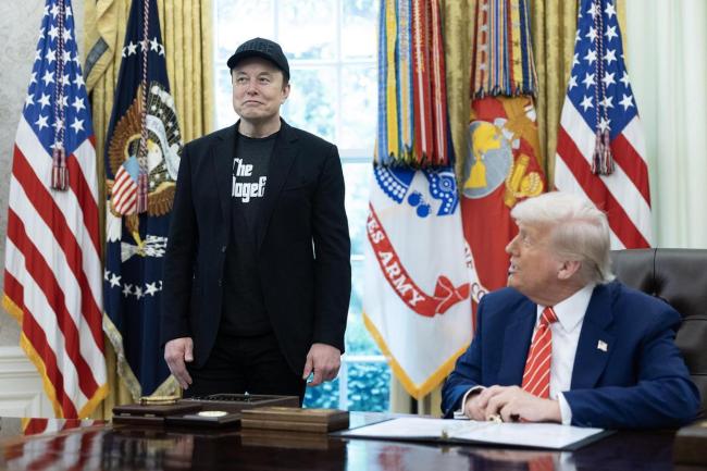 馬斯克卸任發(fā)布會(huì)默默換掉小紅帽 淤青與DOGE帽背后的隱情