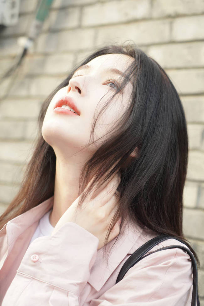 哈妮克孜穿灰色吊带裙似少女 露甜美笑容身材超好