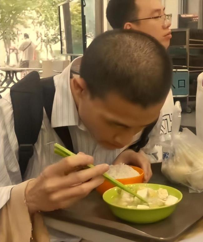 北大“韋神”突然開號(hào)，本人出鏡,！堂哥證實(shí)：為了讓他多接觸外界,，會(huì)用來做數(shù)學(xué)分享 低調(diào)生活引關(guān)注