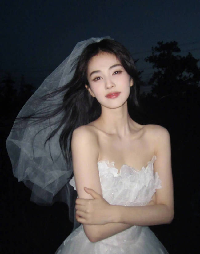 白鹿身穿婚纱典雅又高贵 黑发随风飞舞笑容浅浅