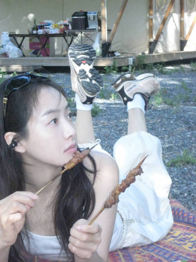 宋茜去野外露营吃烤肉串好惬意 穿吊带少女感十足