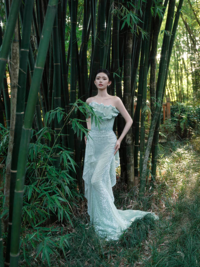 林允穿青色抹胸纱裙美艳十足 秀白皙美背婀娜多姿