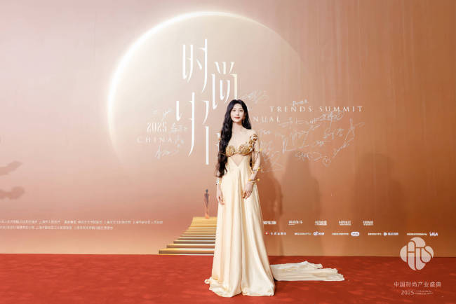 张俪把家乡桂花戴在手臂上 穿鎏金抹胸黄裙似女神