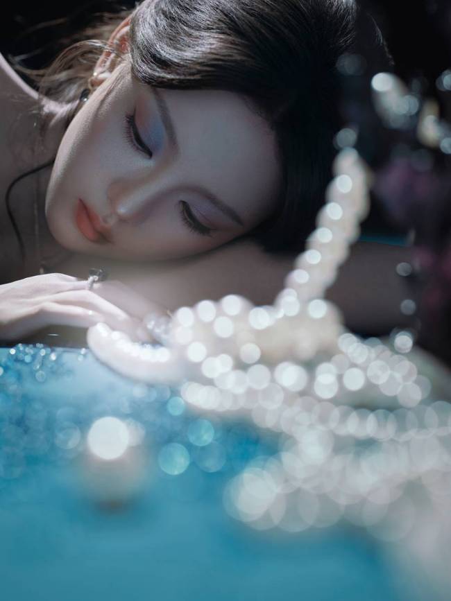杨超越化身人鱼公主 置身贝壳垂眸浅笑梦幻浪漫