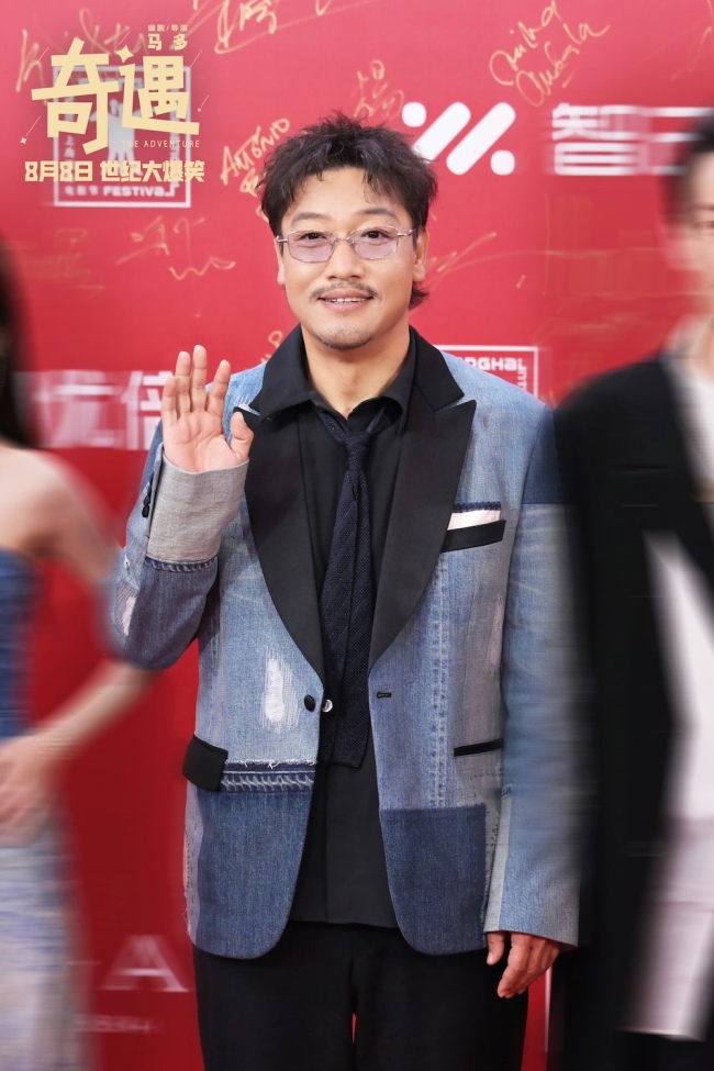 爆笑喜剧《奇遇》剧组上影节首次合体亮相 贾冰领衔喜剧人花式团建