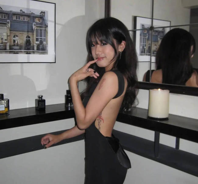 賈靜雯大女兒曬20歲慶生照 穿黑色露背裙性感美艷