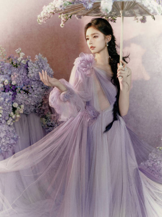 林允斜肩纱裙秀性感身材 手撑花伞秒变紫罗兰仙女