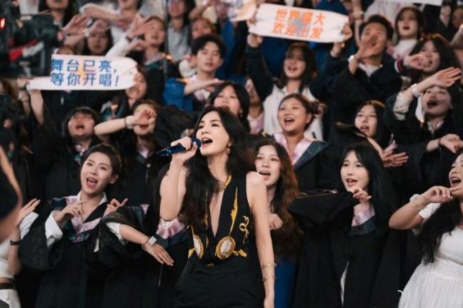 Ella陈嘉桦超高人气斩获最受欢迎女歌手 生日宠粉许愿或巡演将近