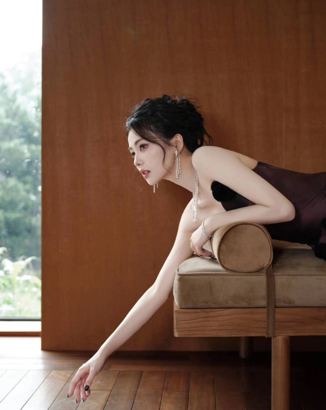 白鹿一袭暗夜紫宛如优雅天鹅 涂黑色指甲油好亮眼