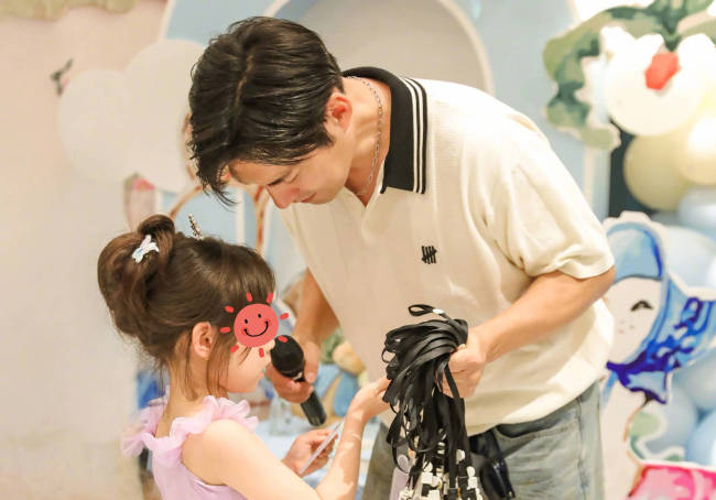嚴屹寬曬照為女兒慶祝7歲生日 全家同框其樂融融