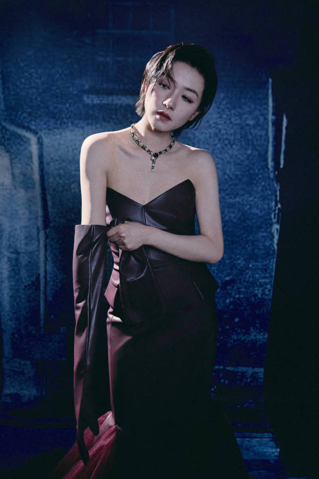 万茜穿紧身皮裙又美又飒 眼神清冷犀利气场全开