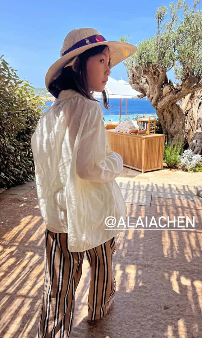 陳冠希帶女兒外出度假好愜意 8歲Alaia戴俏皮草帽