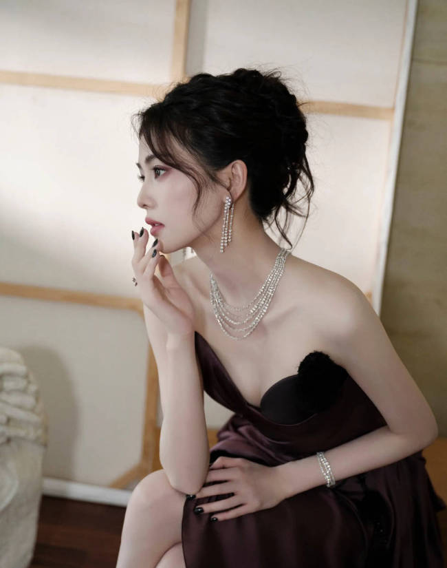 白鹿一袭暗夜紫宛如优雅天鹅 涂黑色指甲油好亮眼