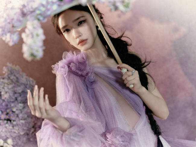 林允斜肩纱裙秀性感身材 手撑花伞秒变紫罗兰仙女