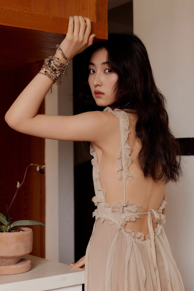 张子枫穿裸色裙气质在线!宛如油画少女