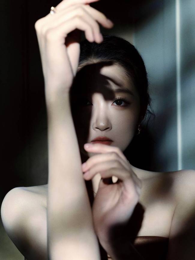 关晓彤秀背部曲线性感多姿 穿金色抹胸裙身材比例优越