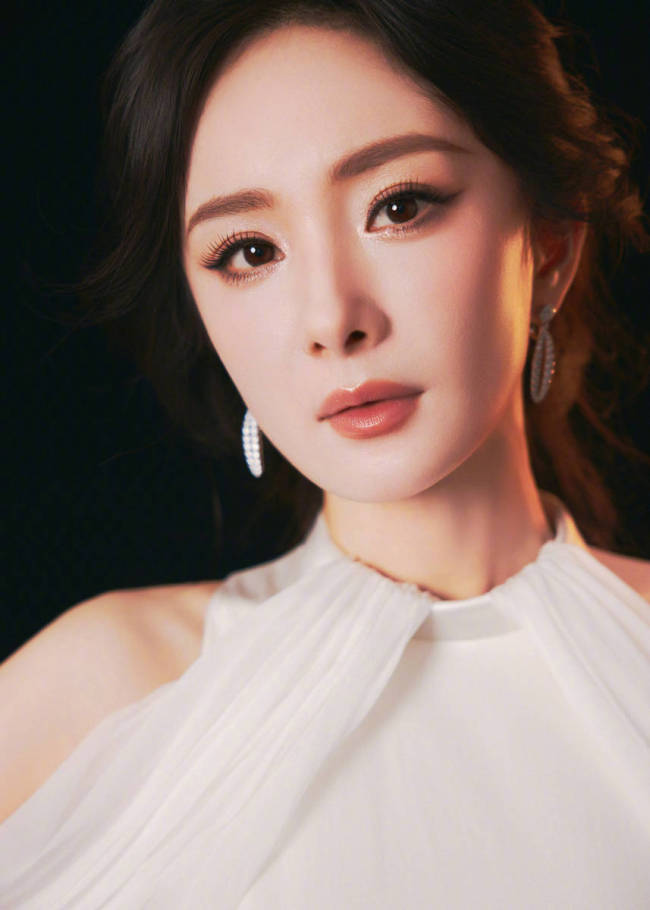 杨幂秒变“白月光”美人 气质优雅温柔身材超好