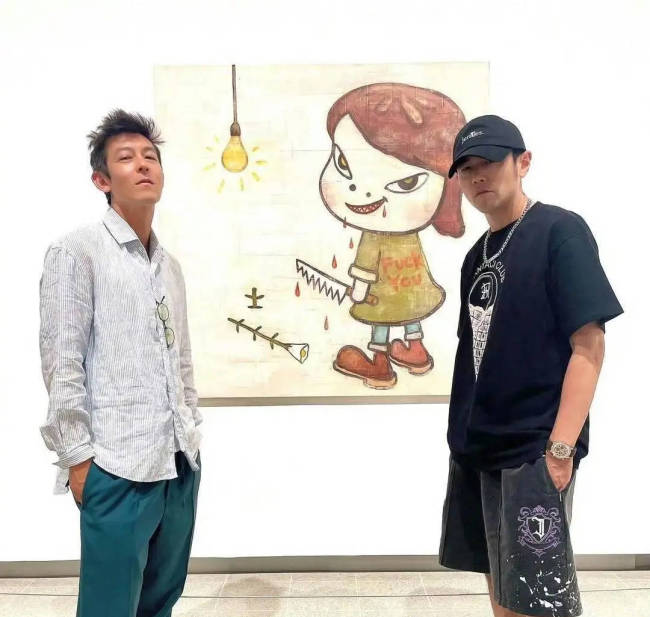 周杰伦陈冠希晒艺术展合照 久违同框依旧默契十足
