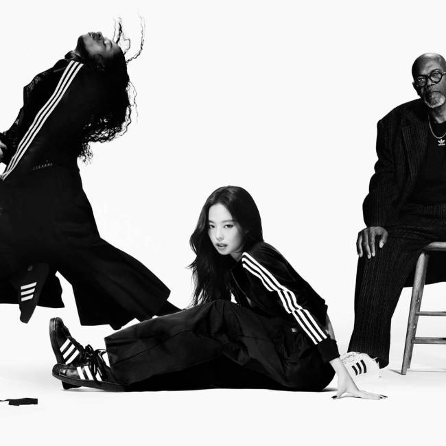 Jennie穿运动装时尚感拉满 小露蛮腰身材曲线优越