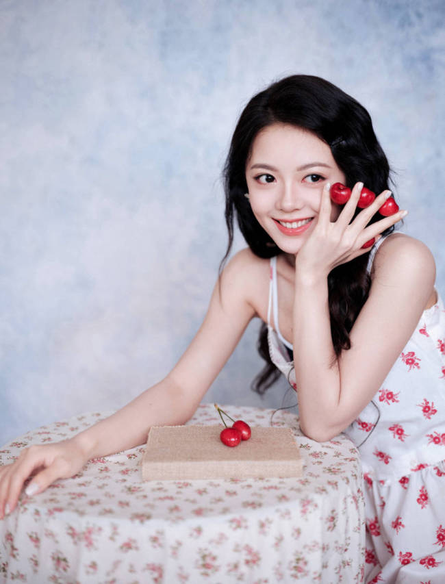 赵今麦卷发搭配碎花吊带裙 清新俏皮少女感满满