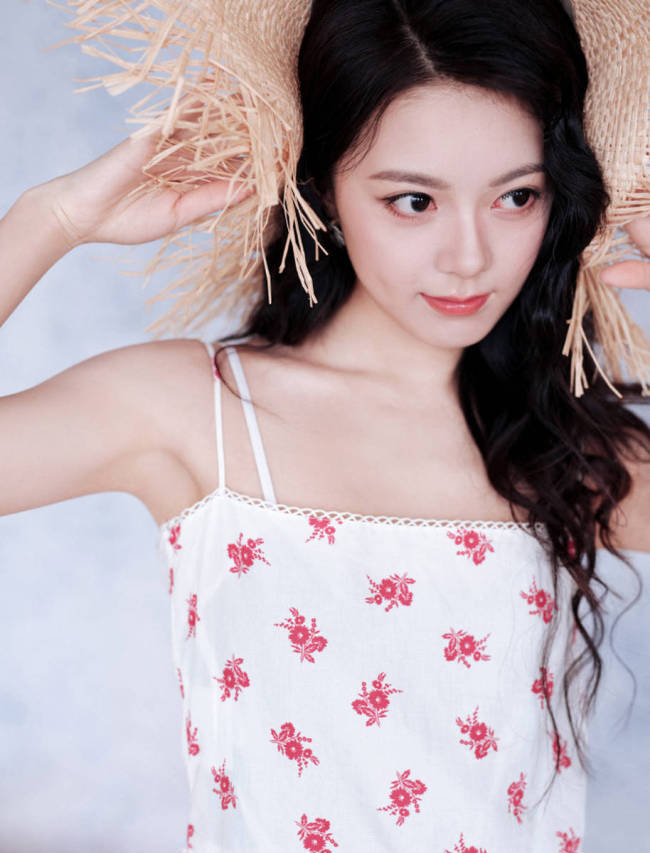 赵今麦卷发搭配碎花吊带裙 清新俏皮少女感满满