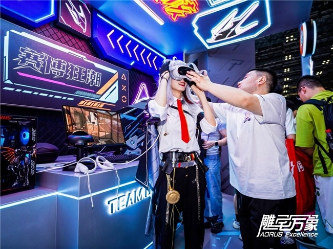 BW2025技嘉AORUS战力全开,次元突破!硬核电竞引爆文化狂潮