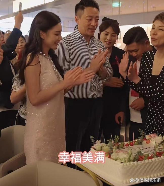 汪小菲在北京為老婆過生日,，馬筱梅穿著低胸裙,，夫妻倆一起切蛋糕 甜蜜恩愛羨煞旁人