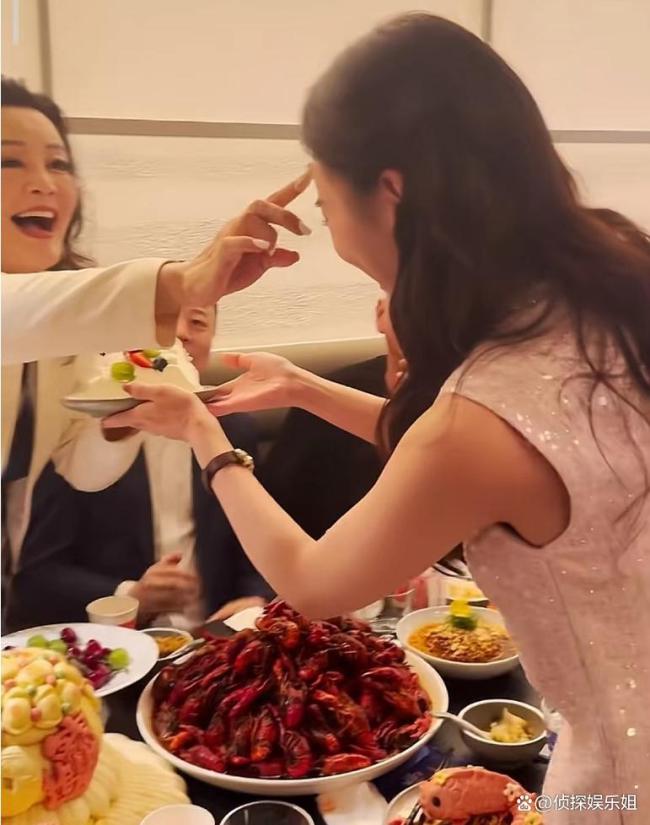 汪小菲在北京為老婆過生日,，馬筱梅穿著低胸裙，夫妻倆一起切蛋糕 甜蜜恩愛羨煞旁人