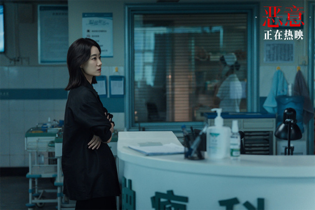 陈思诚新片《恶意》曝“恶女挺酷”片段张小斐黄轩并肩而行秀恩爱