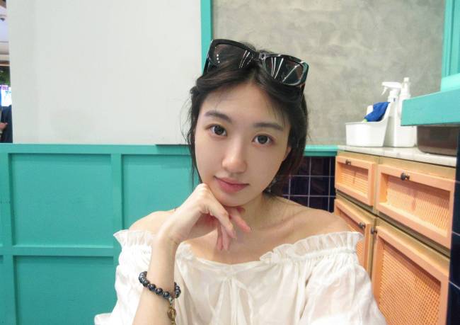 孙乐言晒与奥斯卡赶飞机照片 俊男靓女感情超甜蜜