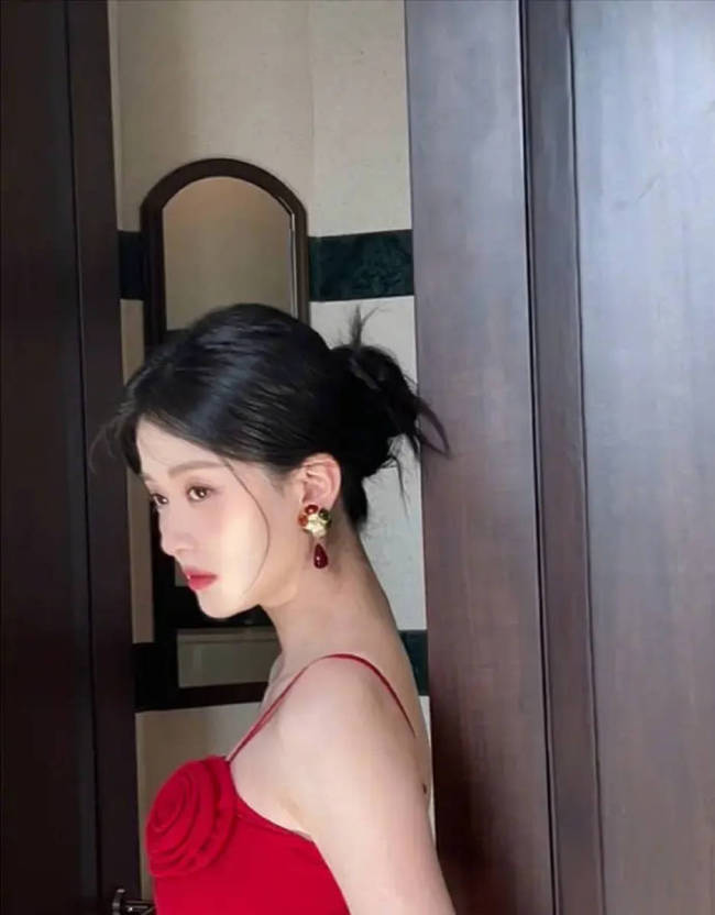 喬欣穿深V長裙婀娜多姿 好似一朵嬌艷紅玫瑰
