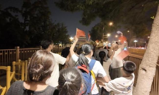 上万人齐聚北京用彻夜等待换46秒澎湃 爱国情怀燃爆全场