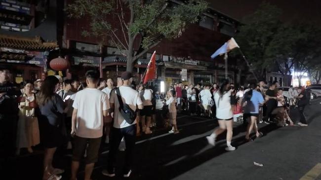 上万人齐聚北京用彻夜等待换46秒澎湃 爱国情怀燃爆全场