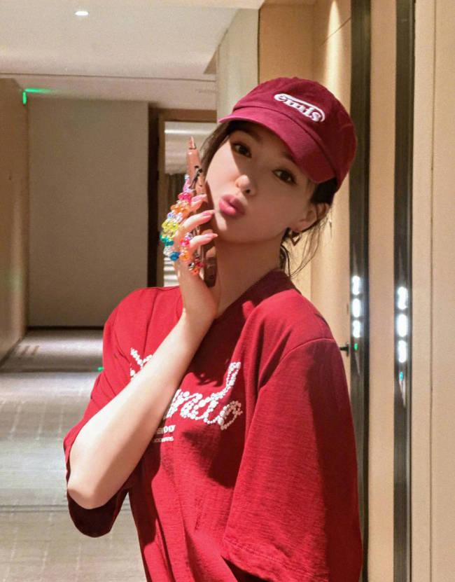 唐嫣穿红色T恤打扮时髦 嘟嘴卖萌甜笑状态似少女